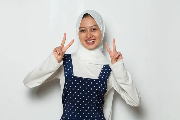 平和や勝利の手のジェスチャーを示すヒジャーブのアジア系ムスリム女性 — ストック写真