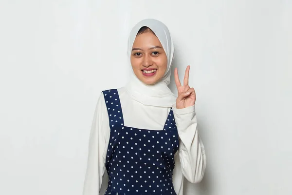 Ásia Muçulmano Fêmea Hijab Mostrando Paz Vitória Mão Gesto — Fotografia de Stock
