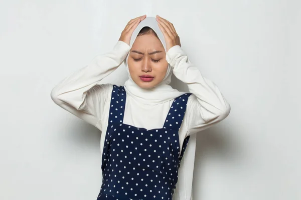 Portret Zestresowanej Muzułmanki Bólem Głowy — Zdjęcie stockowe