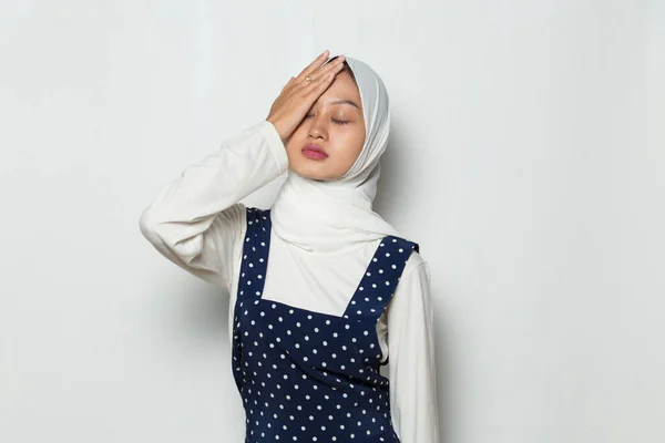 压力大的穆斯林妇女头痛的肖像 — 图库照片