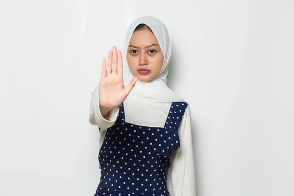 Asiatique Musulman Femme Montrer Arrêter Mains Geste — Photo