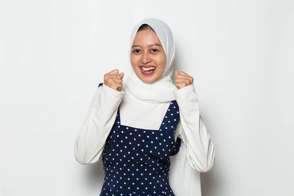 Asiatisk Muslimsk Kvinna Glad Och Glad Firar Seger Uttrycker Stor — Stockfoto