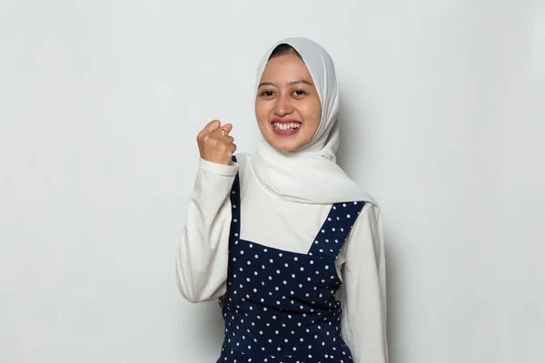 Asiatische Muslimin Glücklich Und Aufgeregt Feiert Sieg Und Zeigt Großen — Stockfoto