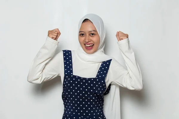 Ασιάτισσα Μουσουλμάνα Γυναίκα Ευτυχισμένη Και Ενθουσιασμένη Γιορτάζει Νίκη Εκφράζοντας Μεγάλη — Φωτογραφία Αρχείου