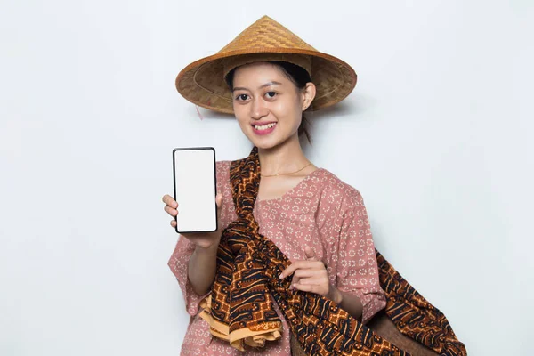 Genç Asyalı Kadın Çiftçinin Portresi Cep Telefonu Gösterisi — Stok fotoğraf