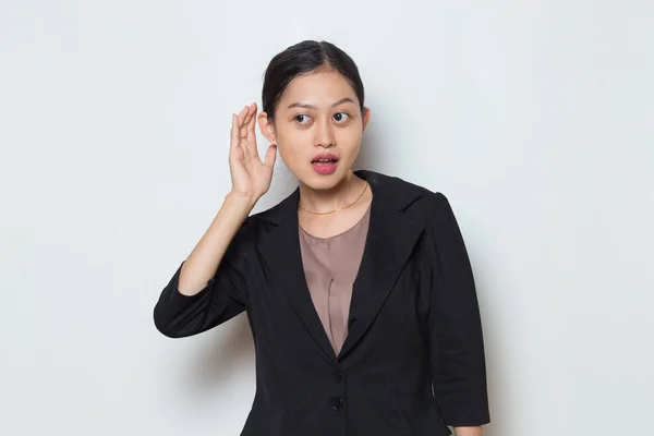Asyalı Kadını Elini Kulağına Koyup Dinliyor — Stok fotoğraf
