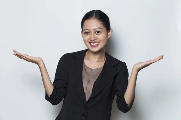 Jovem Asiático Mulher Negócios Sorrindo Confiante Apontando Com Dedos Para — Fotografia de Stock