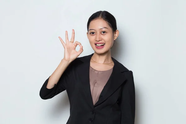 Beyaz Arka Planda Işaret Parmağı Olan Asyalı Kadını — Stok fotoğraf