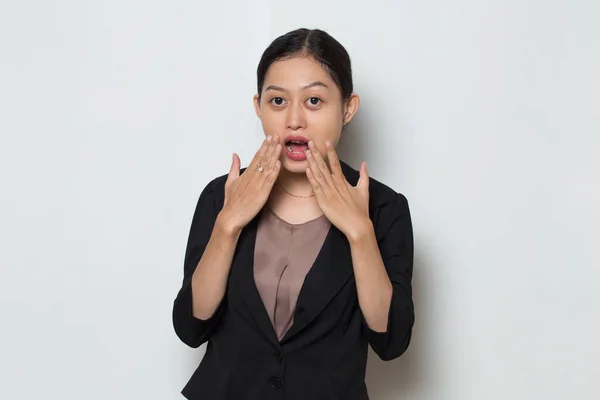 Asyalı Genç Bir Kadını Yanlışlıkla Ağzını Kapatırken Şok Oldu Gizli — Stok fotoğraf