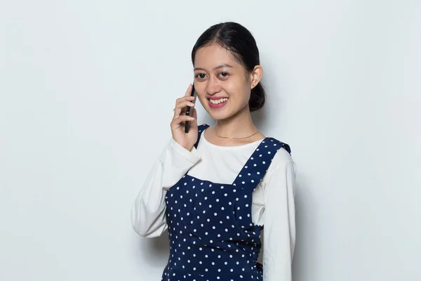 Beyaz Arka Planda Izole Edilmiş Cep Telefonu Kullanan Genç Asyalı — Stok fotoğraf