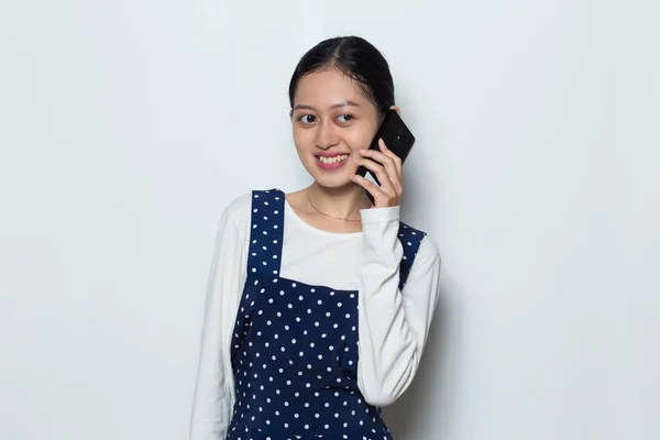 年轻的亚洲女人用白色背景隔离的手机 — 图库照片