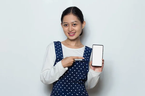 Mujer Asiática Demostrando Teléfono Celular Retrato Niña Sonriente Posando Sobre —  Fotos de Stock