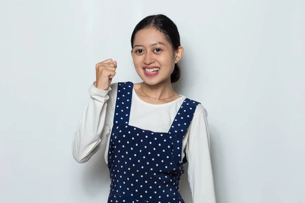 亚洲女人欢欣鼓舞庆祝胜利 表现出巨大的成功力量 精力和积极向上的情绪 — 图库照片