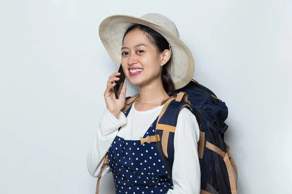 亚洲女性游客在智能手机上与白人隔离 — 图库照片