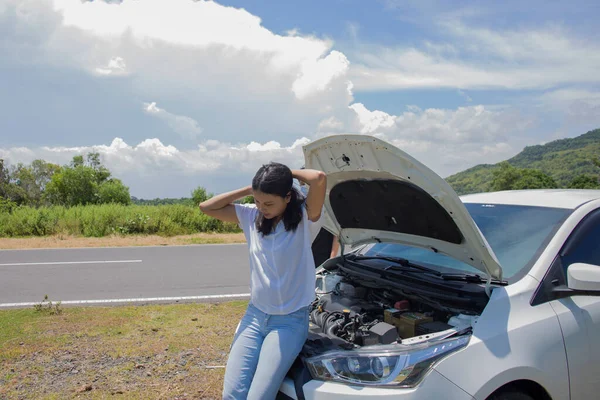 Ασιάτισσα Γυναίκα Χρειάζεται Βοήθεια Ένα Σπασμένο Αυτοκίνητο Ανοιχτή Κουκούλα — Φωτογραφία Αρχείου