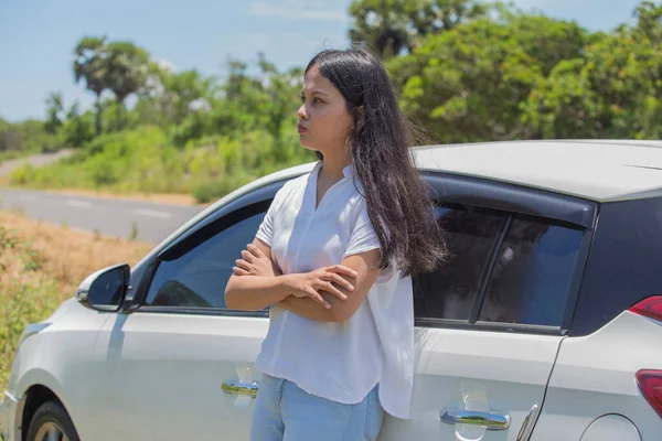 Loca Chica Asiática Pie Coche Calle — Foto de Stock