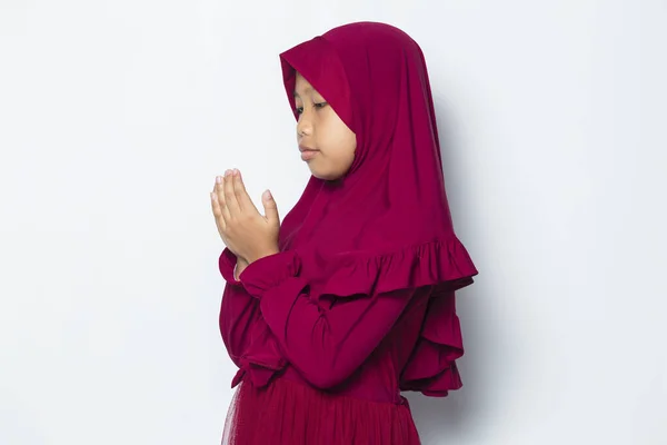 Muzułmańska Dziewczynka Modli Się Przez Otwarcie Ramienia Białym Tle — Zdjęcie stockowe