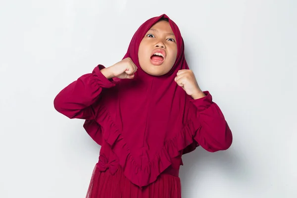 Colère Peu Mignon Asiatique Musulman Hijab Fille Isolé Sur Fond — Photo