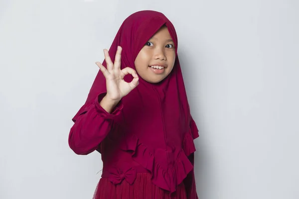 アジアのイスラム教徒の女の子身に着けていますHijabとともにOk SignジェスチャーTumbアップ — ストック写真