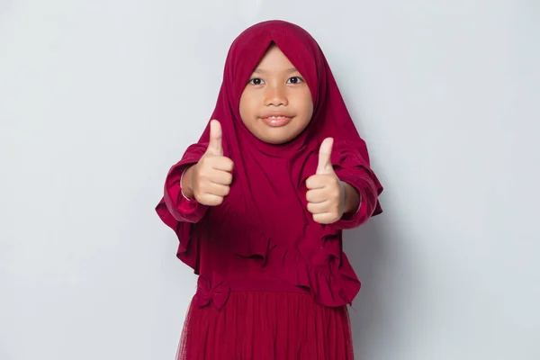 Asiatisk Muslim Liten Flicka Bär Hijab Med Tecken Gest Tumme — Stockfoto