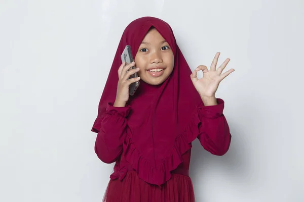 Happy Muslim Gadis Kecil Asia Menggunakan Ponsel Pintar Pada Latar — Stok Foto