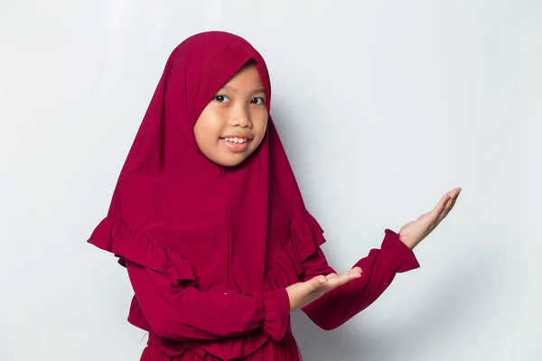 Pouco Asiático Muçulmano Hijab Menina Apontando Com Dedos Para Direções — Fotografia de Stock