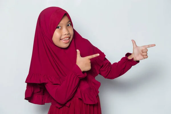 小亚洲穆斯林头巾女孩用手指指向不同的方向 广告的复制空间 — 图库照片