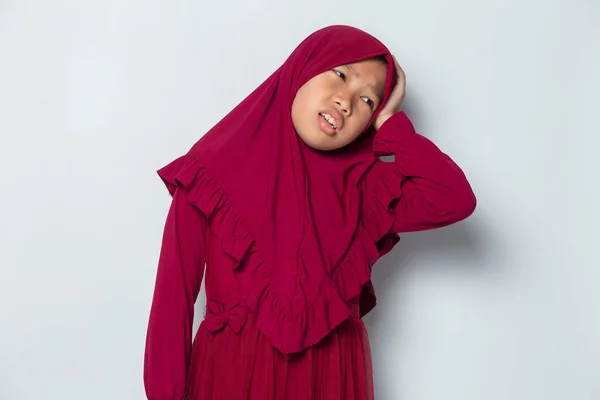 Άρρωστο Μουσουλμανικό Ασιατικό Κοριτσάκι Πονοκέφαλο Και Προβλήματα — Φωτογραφία Αρχείου