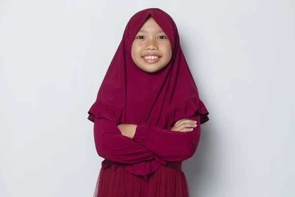 Asiatique Musulman Petite Fille Dans Tête Foulard Sourire Avec Bras — Photo
