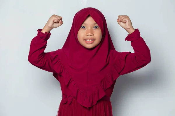 Asyalı Müslüman Küçük Kız Mutlu Heyecanlı Zaferi Kutluyor Büyük Başarıyı — Stok fotoğraf