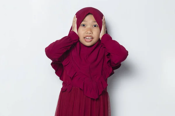 Nieszczęśliwy Azji Muzułmanin Mała Dziewczynka Zamknąć Jej Uszy Odizolowane Białym — Zdjęcie stockowe