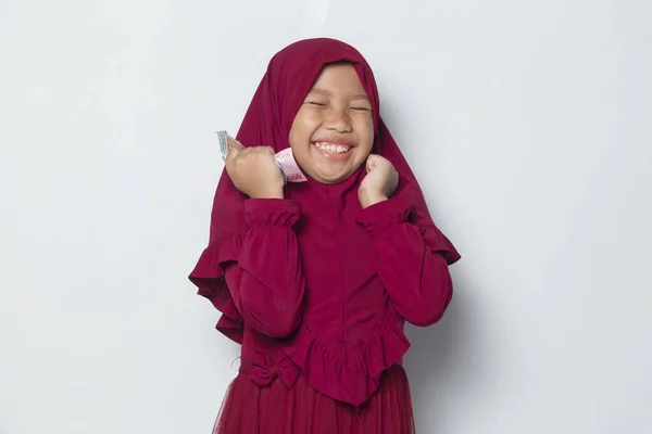 Χαρούμενη Μικρή Ασιάτισσα Μουσουλμάνα Που Κρατάει Χρήματα Απομονωμένα Λευκό Φόντο — Φωτογραφία Αρχείου