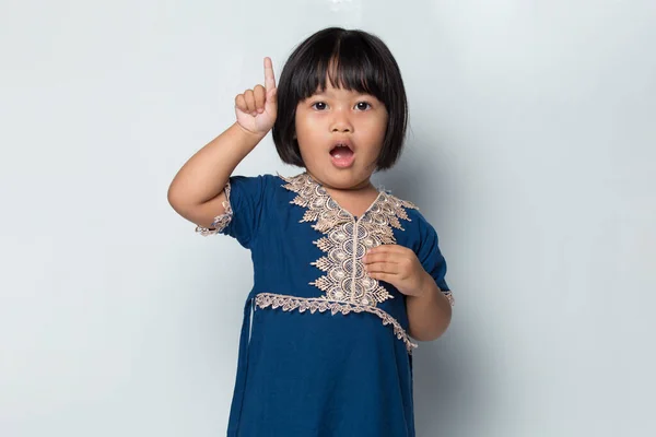 Mutlu Asyalı Küçük Kız Beyaz Arka Planda Izole Edilmiş Bir — Stok fotoğraf