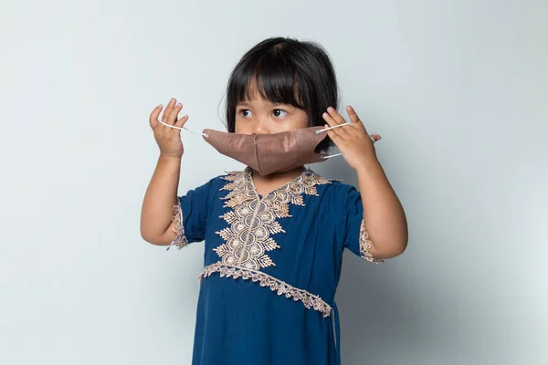 Tıbbi Maske Takan Küçük Asyalı Kız Korona Virüsünü Yaymayı Önlüyor — Stok fotoğraf