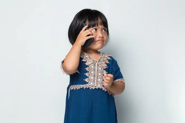 Feliz Asiático Menina Usando Telefone Inteligente Fundo Branco — Fotografia de Stock