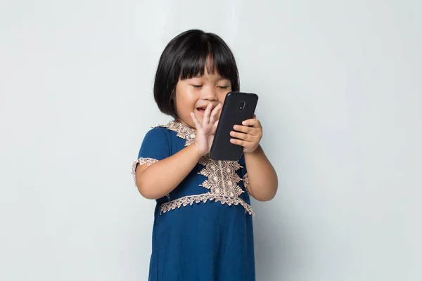 Feliz Asiático Menina Usando Telefone Inteligente Fundo Branco — Fotografia de Stock