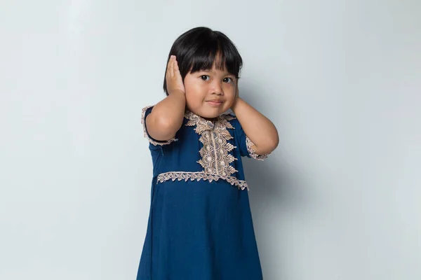Infeliz Asiático Menina Fechar Seus Ouvidos Isolado Branco Fundo — Fotografia de Stock