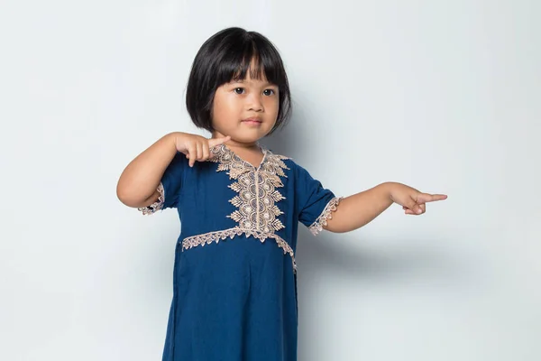 Pequena Menina Asiática Apontando Com Dedos Para Direções Diferentes Espaço — Fotografia de Stock