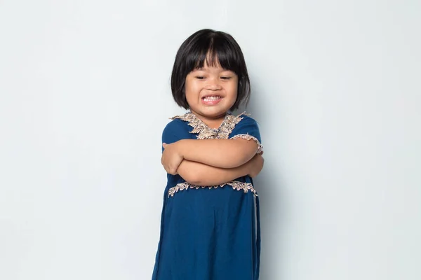 Tímido Asiático Menina Sorriso Com Braços Cruzados — Fotografia de Stock