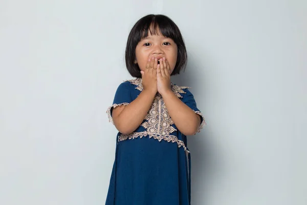 Asiático Menina Colocar Sua Mão Cobrir Sua Boca Sentindo Surpresa — Fotografia de Stock