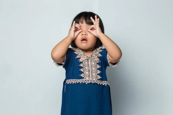 Asiática Menina Mostrando Mãos Óculos Perto Olhos Isolados Fundo Branco — Fotografia de Stock