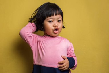 Asyalı küçük kız kaşınıyor kafasını kaşıyor