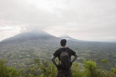 Sırt çantalı bir adam yürüyüşçüsü. Motivasyon ve hedef başarısı kavramı.