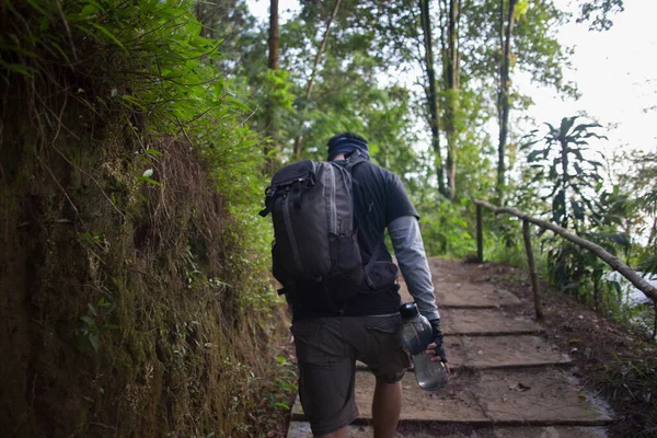 One Backpacker Man Travel Alone Backpack Mountains — Stock Photo, Image