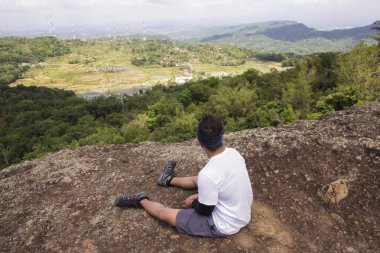 Sırt çantalı bir yürüyüşçü dağın tepesinde.