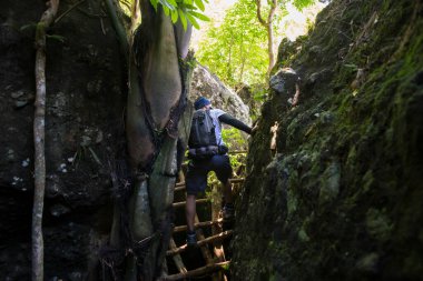 Sırt çantalı bir adam dağlarda tek başına seyahat ediyor. 