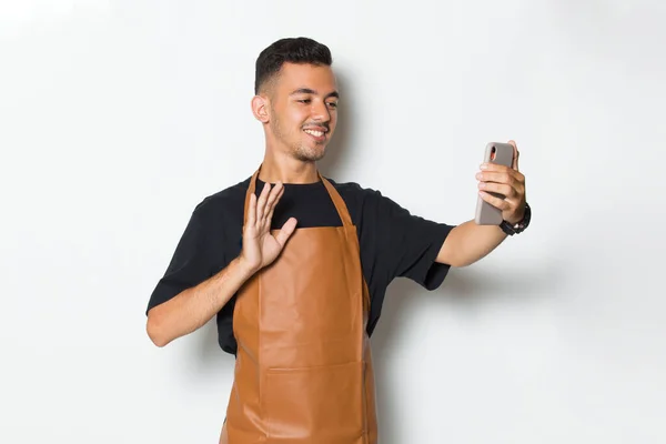 Šťastný Radostný Mladý Muž Barista Barman Nebo Servírka Pomocí Mobilního — Stock fotografie