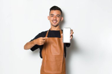 Genç adam garson kız cep telefonunu beyaz arka planda boş ekran ile izole etmiş.