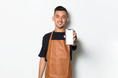 Genç adam garson kız cep telefonunu beyaz arka planda boş ekran ile izole etmiş.