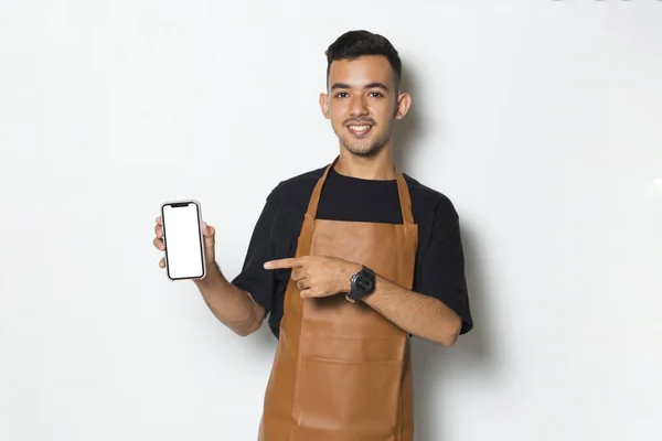 Šťastný Mladý Muž Barista Servírka Držet Mobilní Telefon Prázdnou Obrazovkou — Stock fotografie